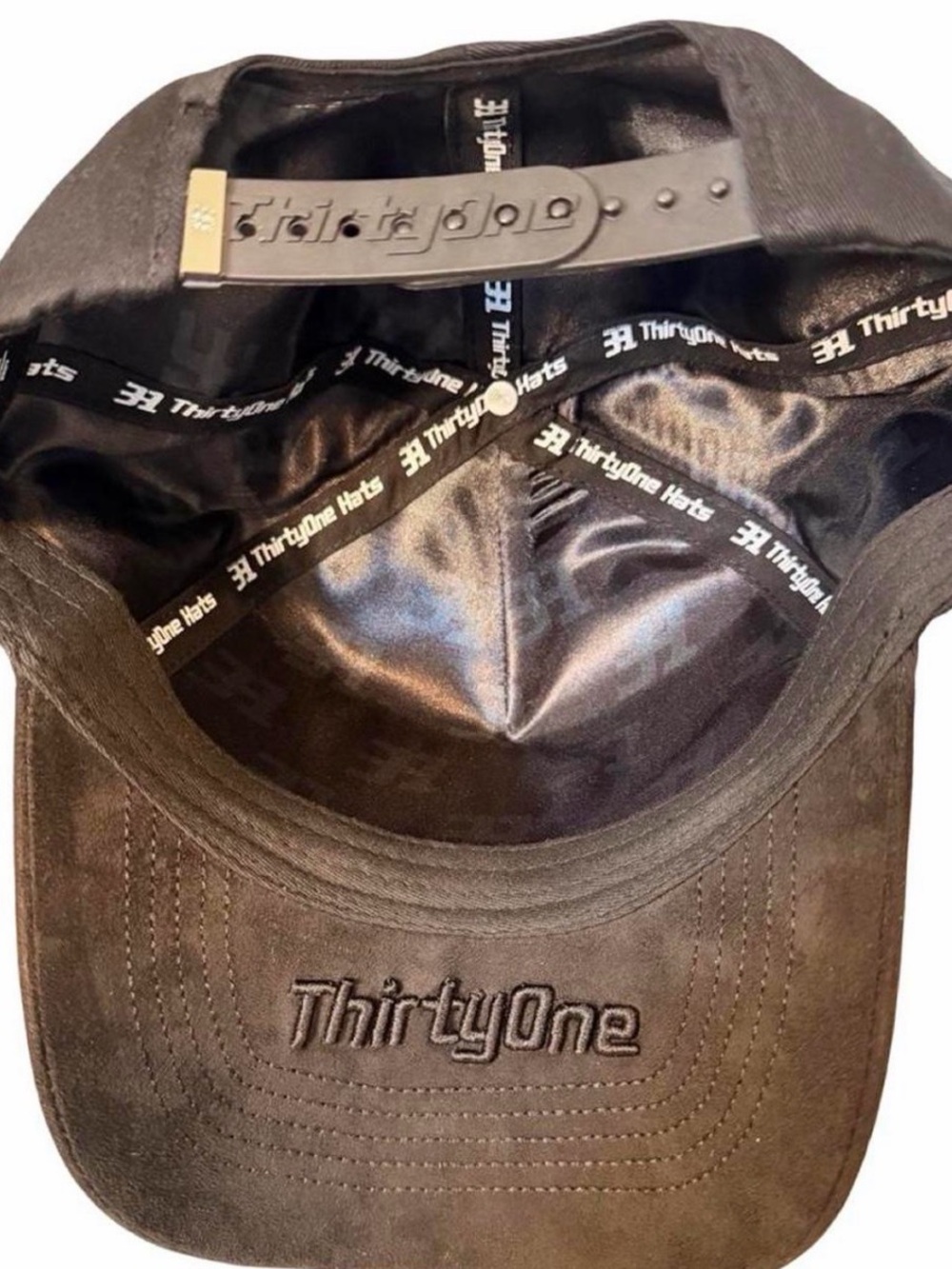 New York Yankee Studded Black Baseball Cap with Embroidered Logo ‘31’ Thirtyone - Picture 2 of 3